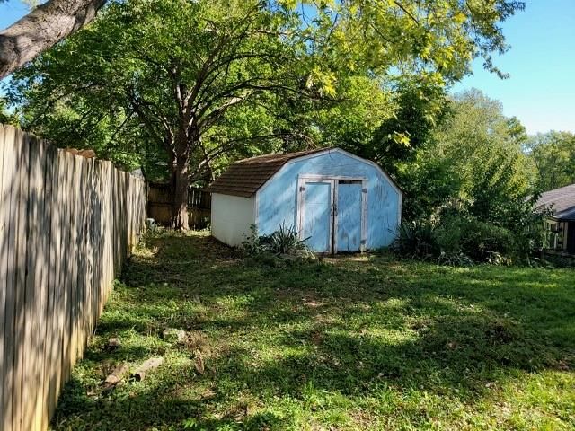 913 Camelot Court, Blue Springs, MO 64015