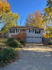 913 Camelot Court, Blue Springs, MO 64015