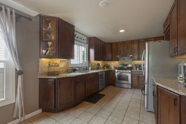 706 S Noah Terrace, Mount Prospect, IL 60056