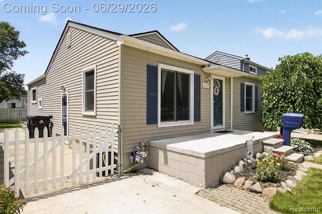 672 8th Street, Wyandotte, MI 48192