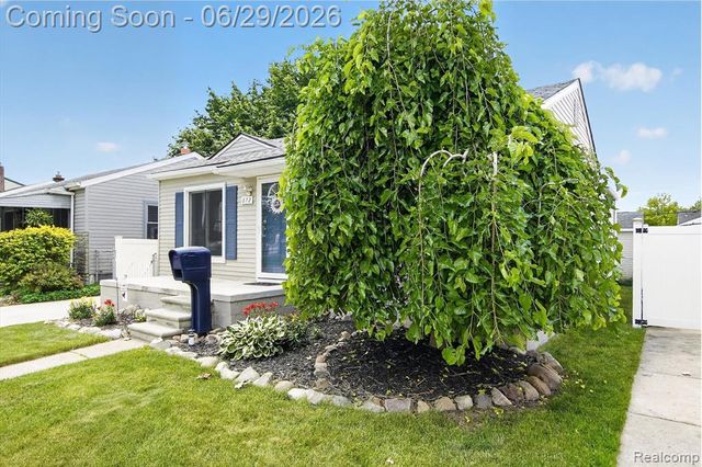 672 8th Street, Wyandotte, MI 48192