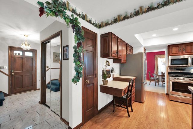 N89W17151 Highland COURT, Menomonee Falls, WI 53051