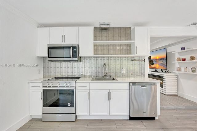 701 NE 8th St, Pompano Beach, FL 33060