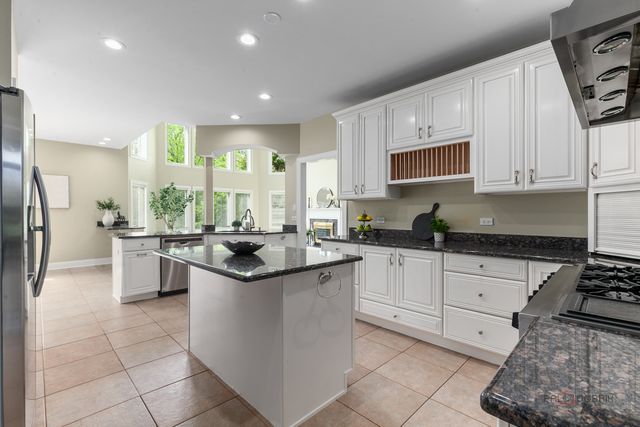 1 Enclave Way, Hawthorn Woods, IL 60047