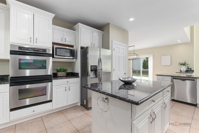1 Enclave Way, Hawthorn Woods, IL 60047