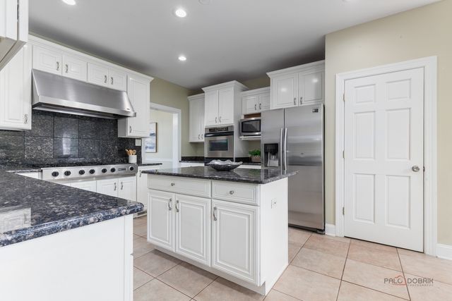 1 Enclave Way, Hawthorn Woods, IL 60047