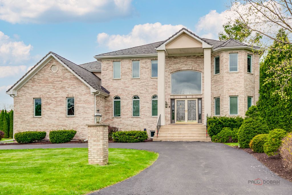 1 Enclave Way, Hawthorn Woods, IL 60047