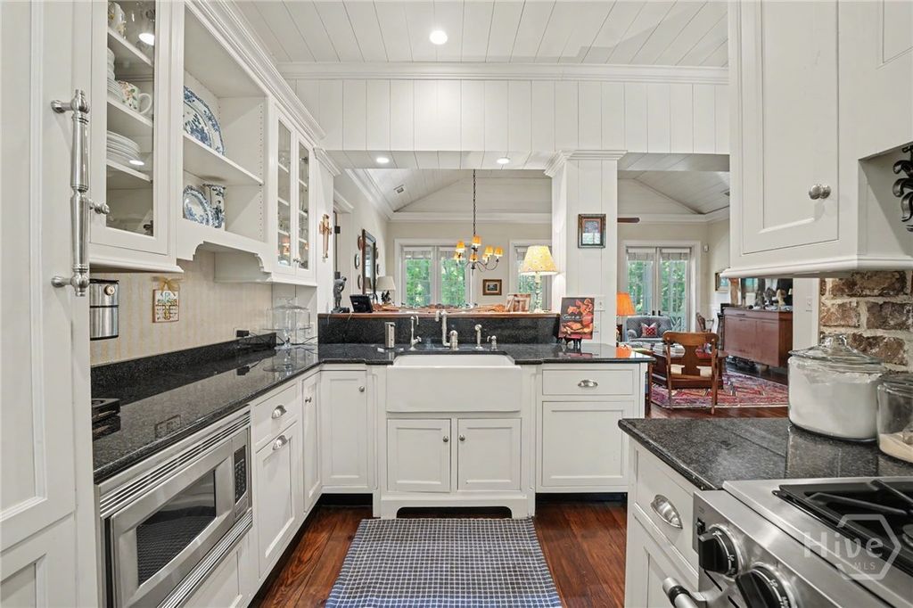 Image 9 of property listing at 466 Belted Kingfisher Lane, Richmond Hill, GA 31324