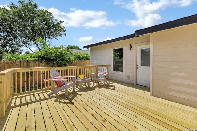 219 LAURELWOOD DR, San Antonio, TX 78213
