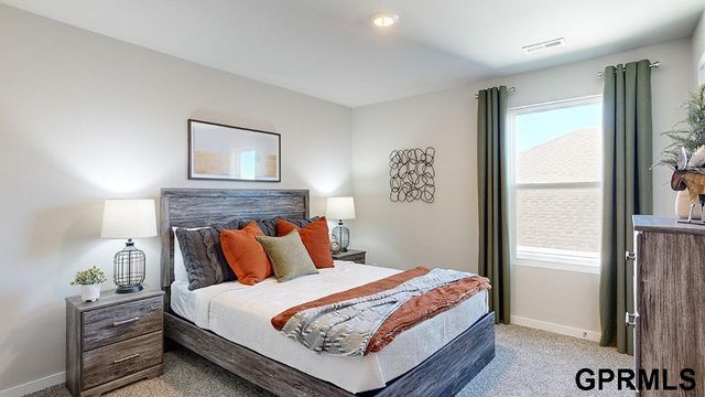 5572 N 186 Avenue, Elkhorn, NE 68022