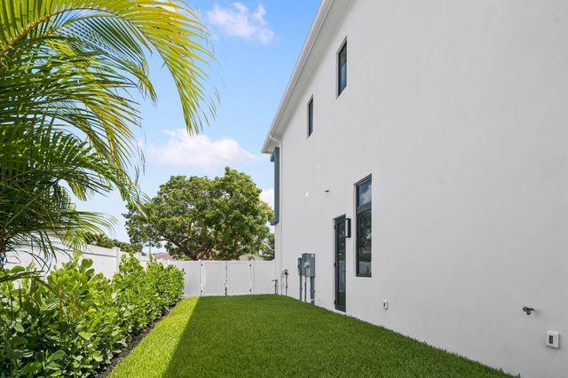 1040 NW 6th Terrace, Boca Raton, FL 33486