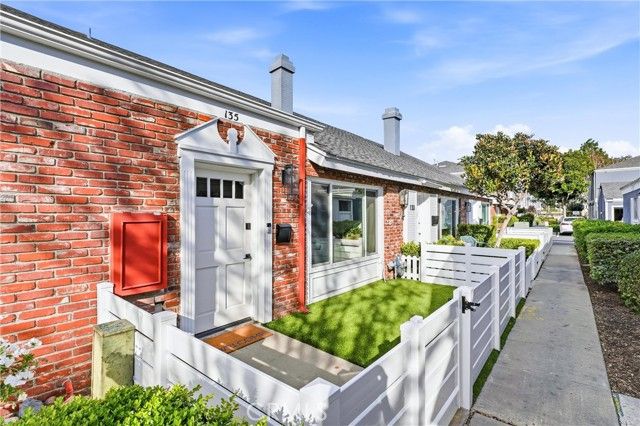 135 Morristown Lane, Costa Mesa, CA 92626