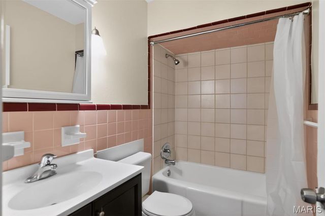 1221 Thatcher Avenue, St Louis, MO 63135