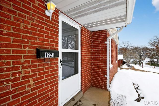 1221 Thatcher Avenue, St Louis, MO 63135