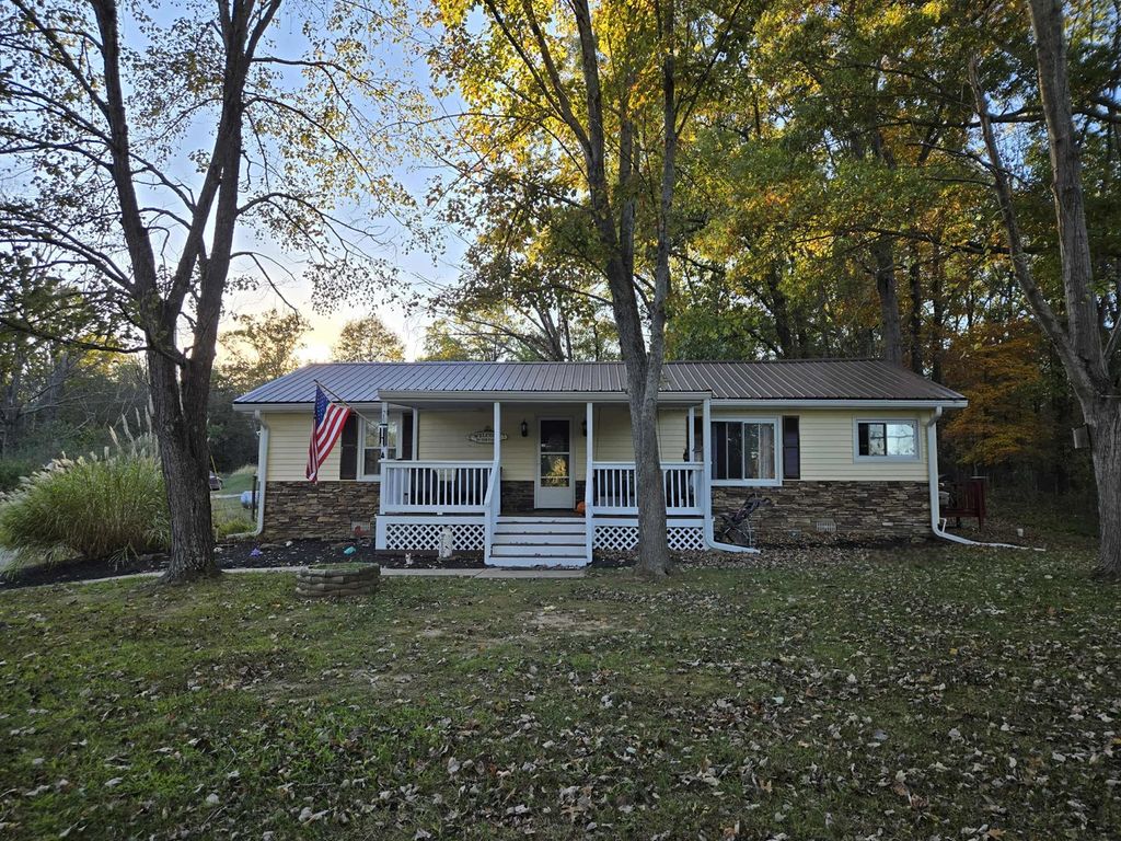 Image 1 of property listing at 16737 N County Farm Lane, Mt Vernon, IL 62864