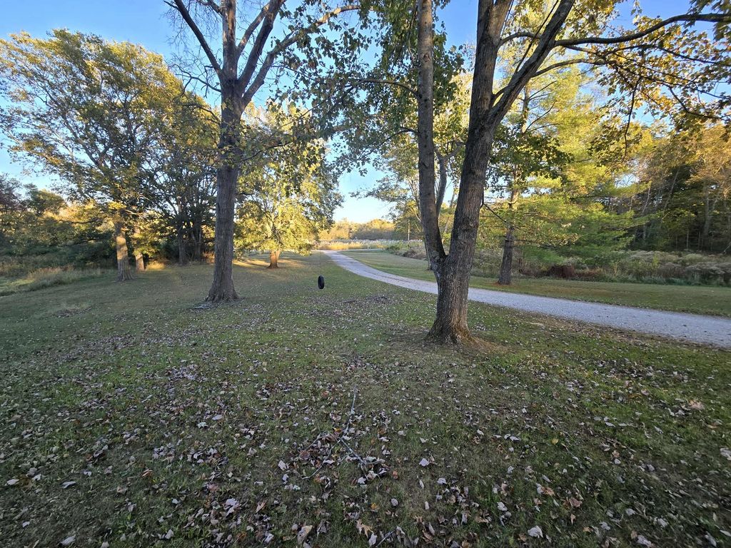 Image 2 of property listing at 16737 N County Farm Lane, Mt Vernon, IL 62864