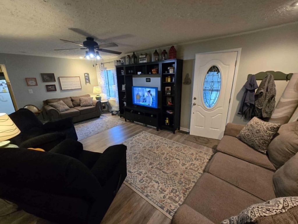 Image 11 of property listing at 16737 N County Farm Lane, Mt Vernon, IL 62864