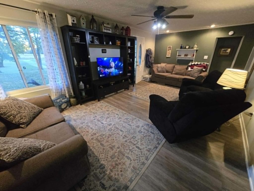 Image 12 of property listing at 16737 N County Farm Lane, Mt Vernon, IL 62864