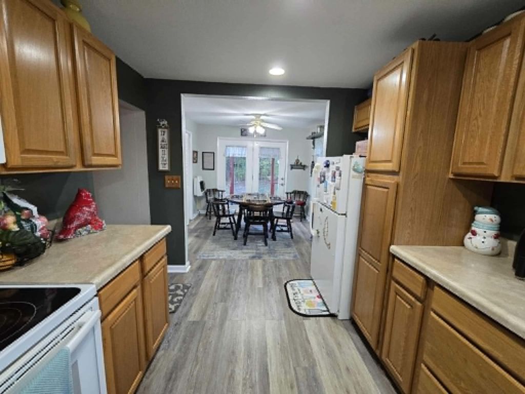 Image 14 of property listing at 16737 N County Farm Lane, Mt Vernon, IL 62864