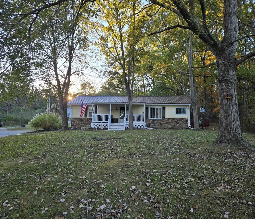 Image 4 of property listing at 16737 N County Farm Lane, Mt Vernon, IL 62864