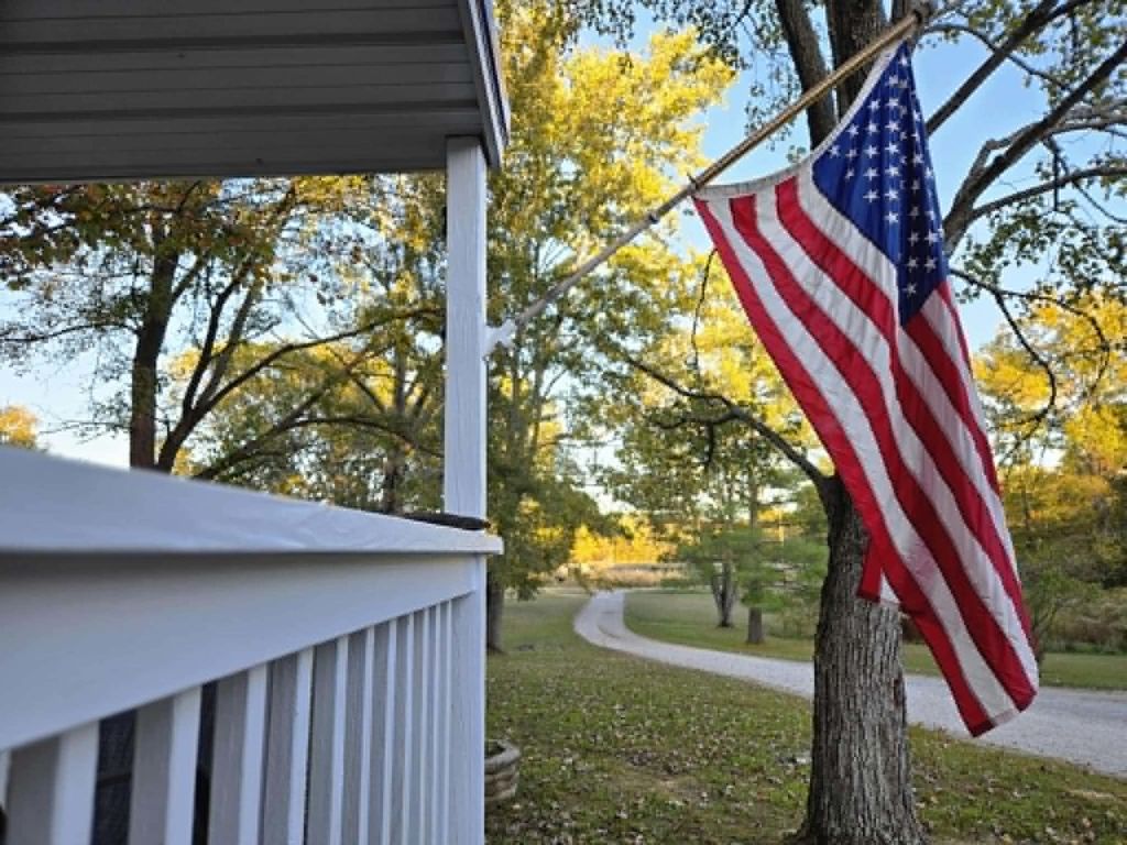 Image 5 of property listing at 16737 N County Farm Lane, Mt Vernon, IL 62864