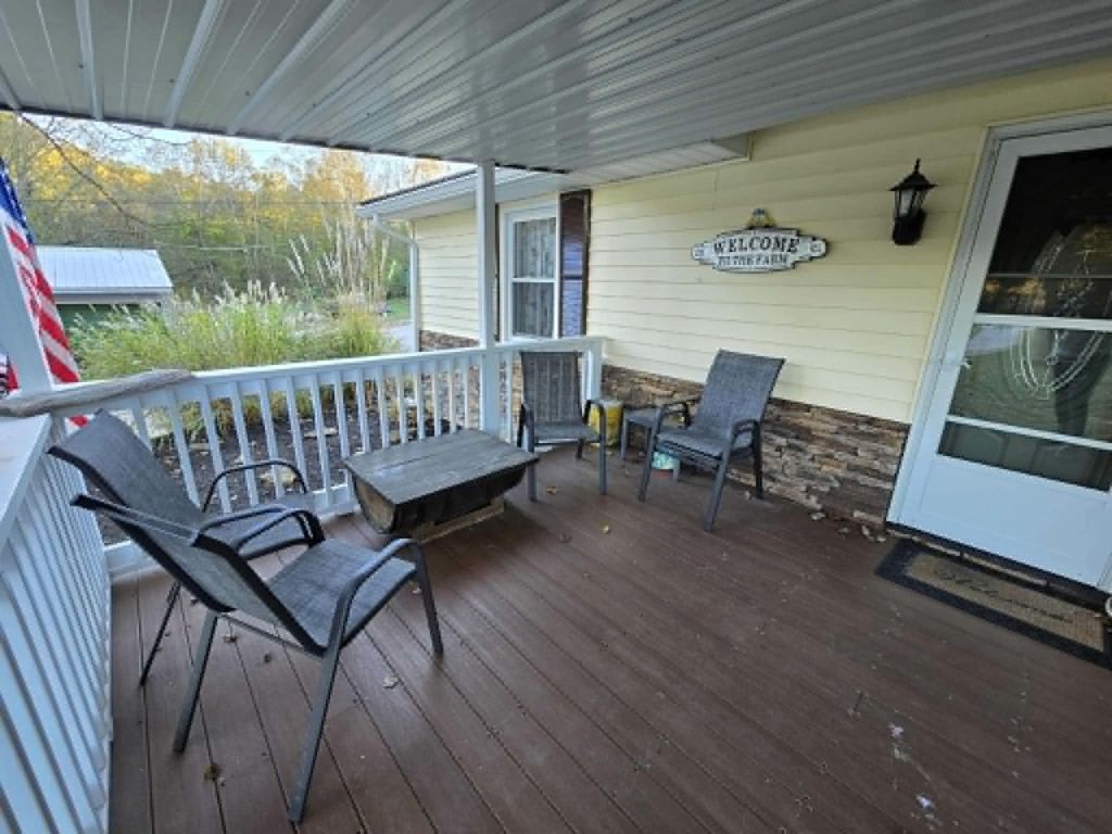 Image 6 of property listing at 16737 N County Farm Lane, Mt Vernon, IL 62864