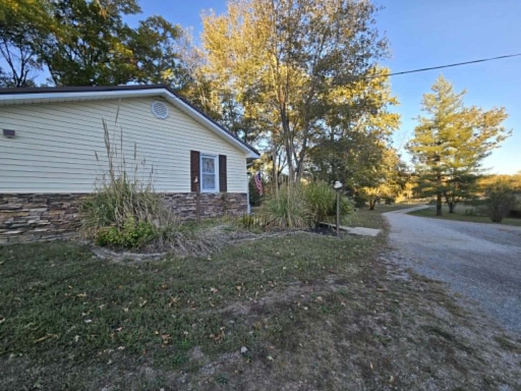 Image 8 of property listing at 16737 N County Farm Lane, Mt Vernon, IL 62864