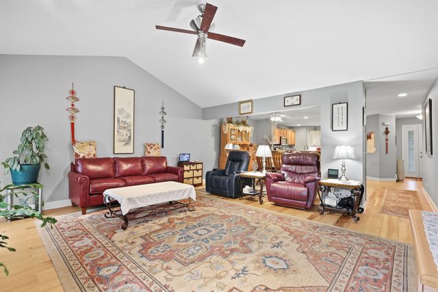 4 Hidden Valley Circle, Davenport, IA 52804