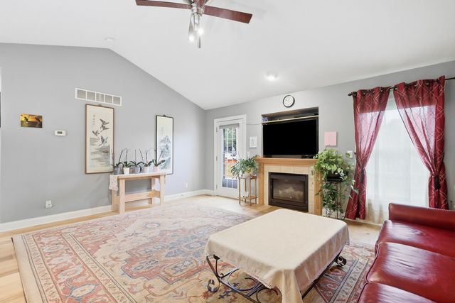 4 Hidden Valley Circle, Davenport, IA 52804