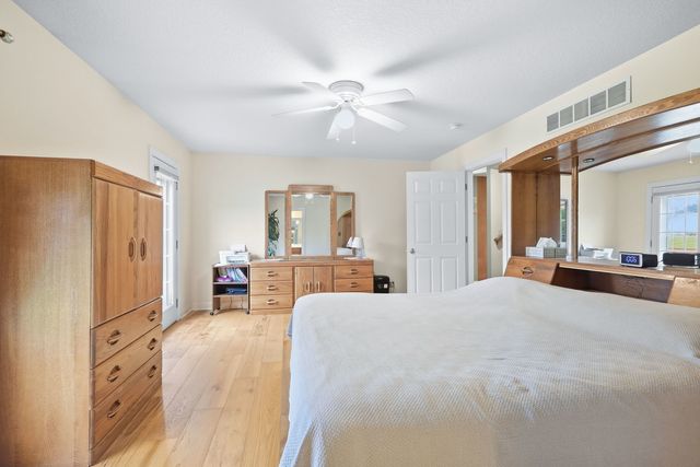 4 Hidden Valley Circle, Davenport, IA 52804