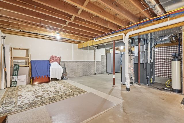 4 Hidden Valley Circle, Davenport, IA 52804