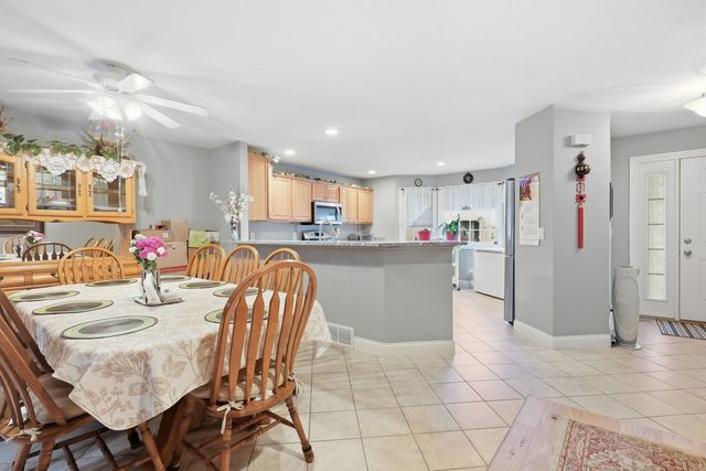 4 Hidden Valley Circle, Davenport, IA 52804