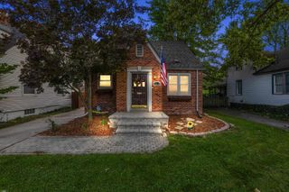 1319 Anita Road, Grosse Pointe Woods, MI 48236
