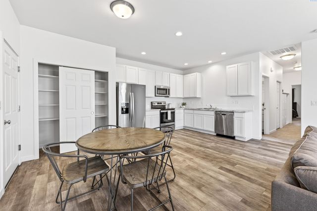 1305 12th St, Benton City, WA 99320