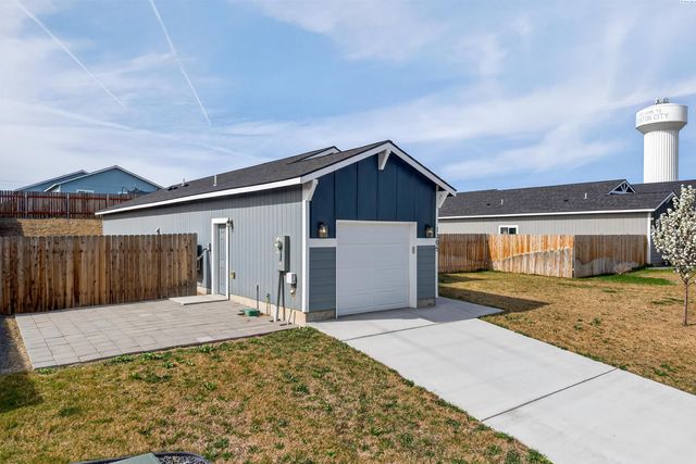 1305 12th St, Benton City, WA 99320
