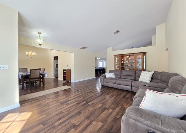 29 Pine Street, Port Jefferson, NY 11776