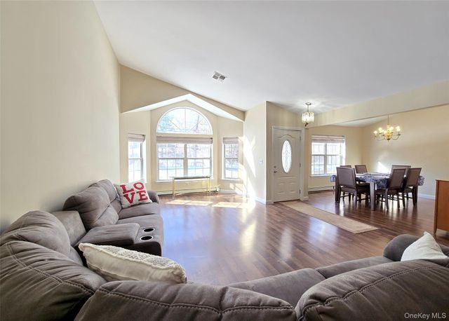 29 Pine Street, Port Jefferson, NY 11776