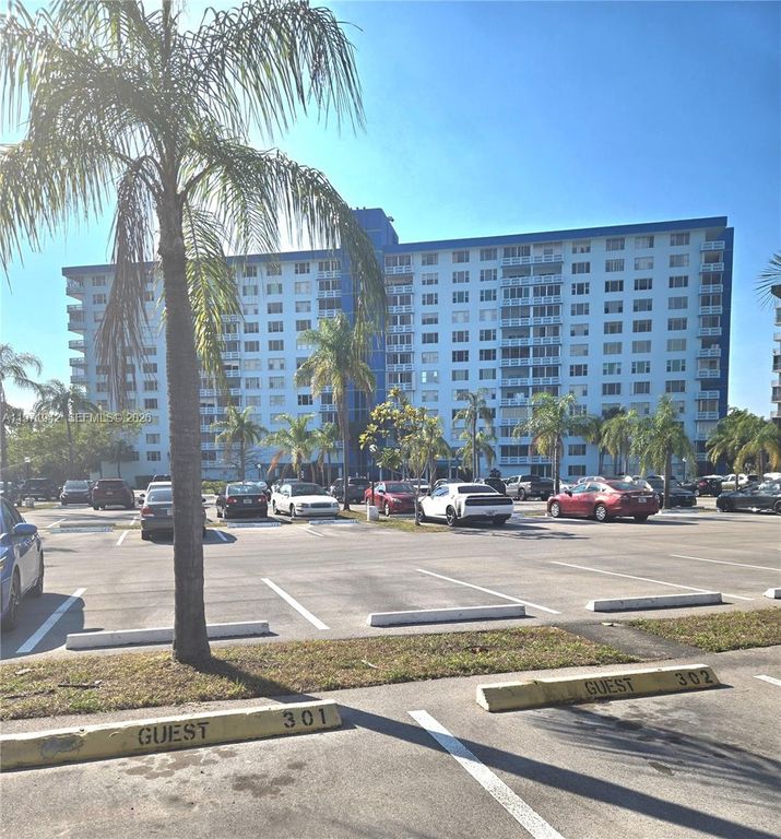 4001 Hillcrest Dr 909, Hollywood, FL 33021