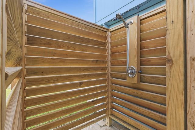 16630 Jamaica Inn Road, Jamaica Beach, TX 77554