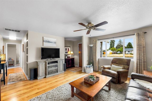 1702 7th Avenue SW, Puyallup, WA 98371