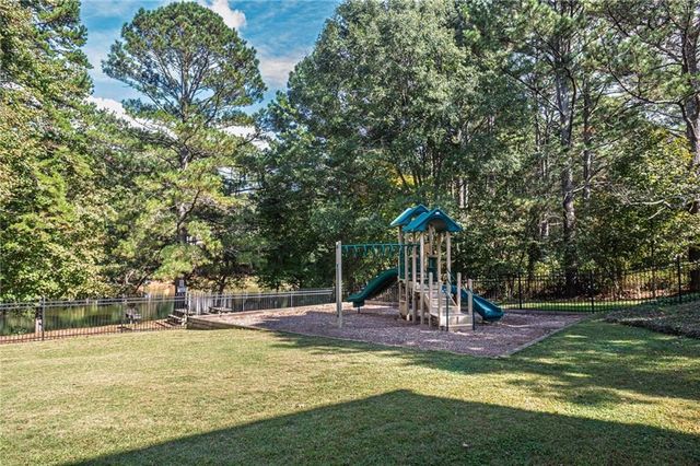 1627 Red Fox SW Run, Lilburn, GA 30047