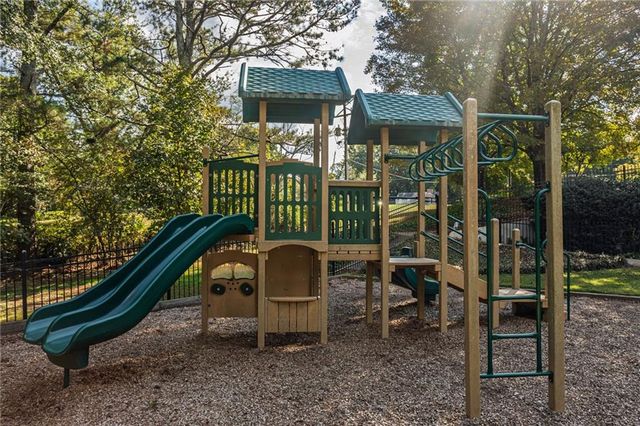 1627 Red Fox SW Run, Lilburn, GA 30047