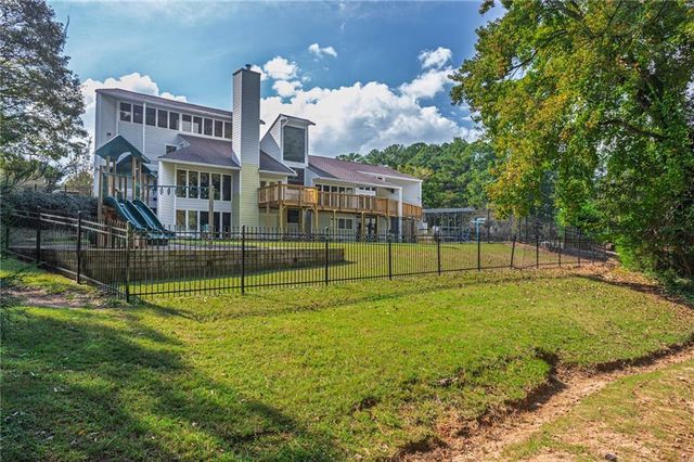 1627 Red Fox SW Run, Lilburn, GA 30047