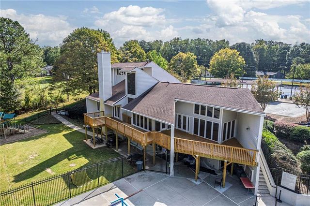 1627 Red Fox SW Run, Lilburn, GA 30047