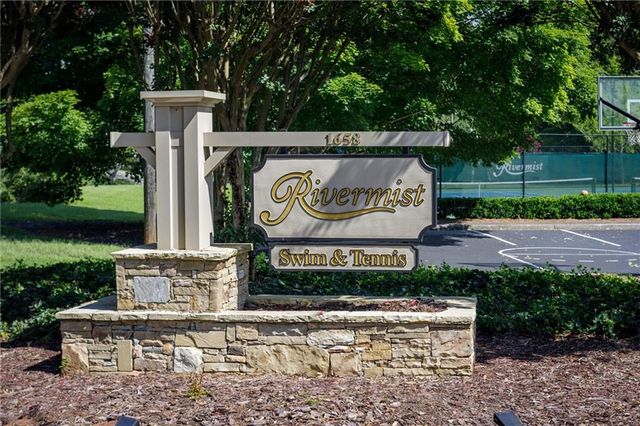 1627 Red Fox SW Run, Lilburn, GA 30047