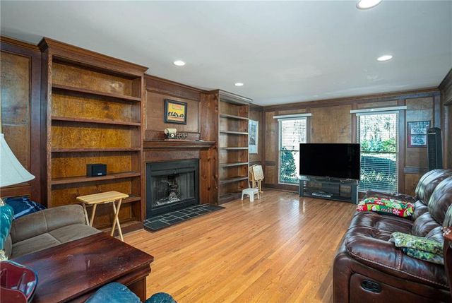 1627 Red Fox SW Run, Lilburn, GA 30047