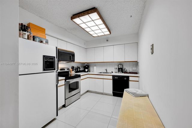 3530 Mystic Pointe Dr 303, Aventura, FL 33180