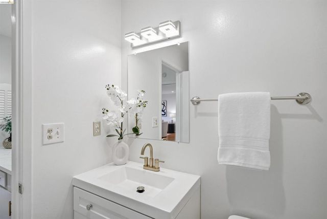 955 shorepoint 209, Alameda, CA 94501