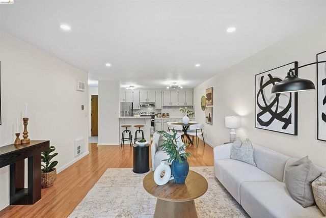 955 shorepoint 209, Alameda, CA 94501