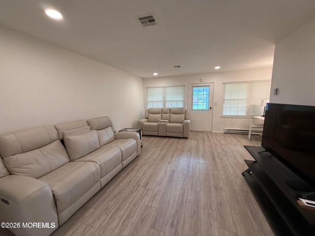 1178B Clydebank Court, Lakewood, NJ 08701